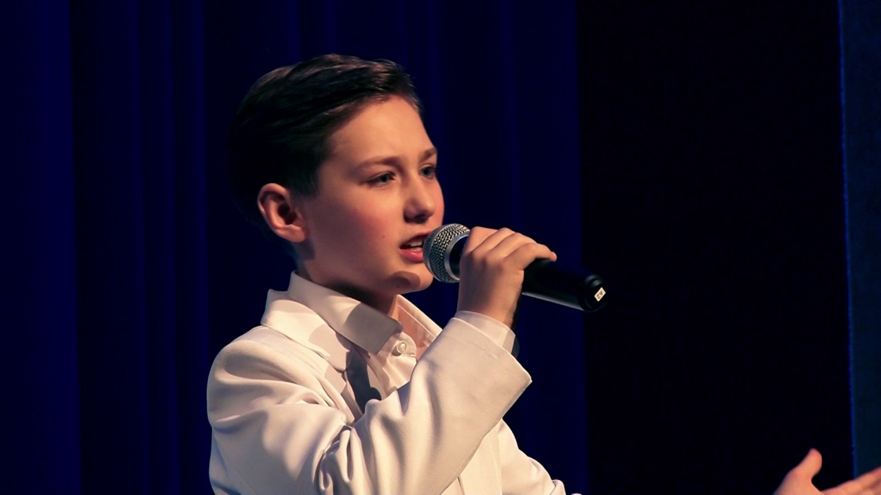 Поют юноши. Мальчик поет. Мальчик вокал. Юноша поет. Мальчик поет на сцене.