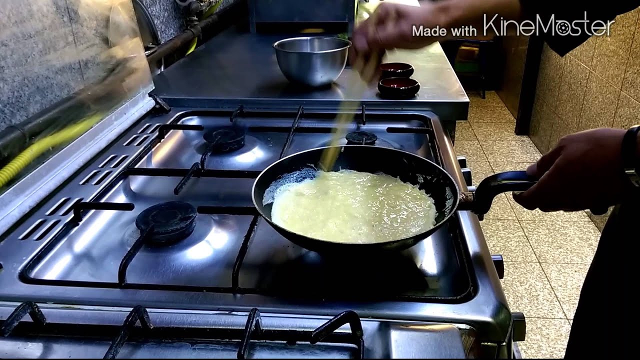 Making Japanese Omelette 