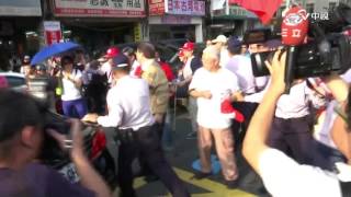 【中視新聞】挺柱民眾爆衝突 持棍打破車窗 20151007
