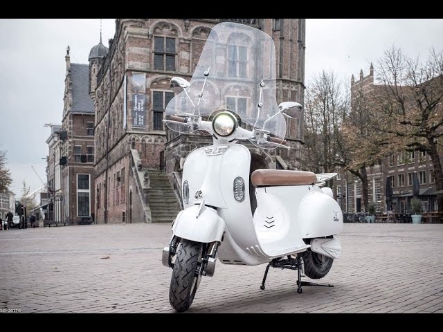 Etalian elektrische scooter - Winter promo - YouTube