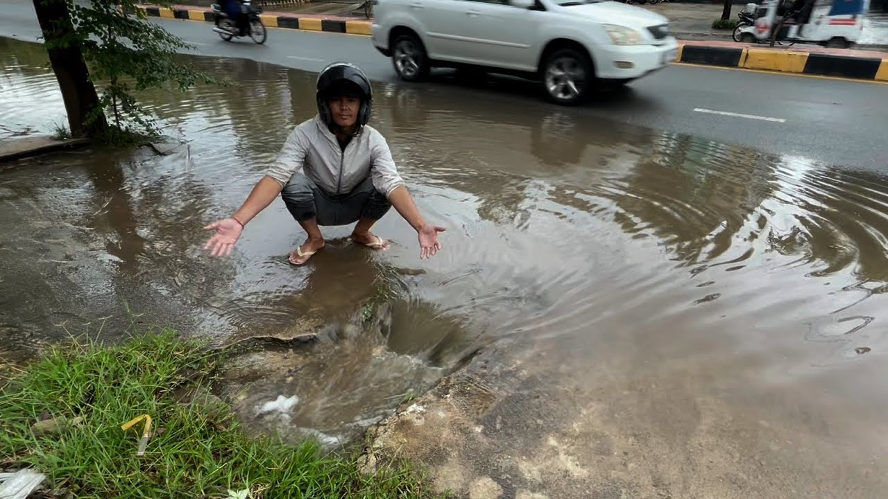 After heavy rain unclogging drain on the street road - YouTube