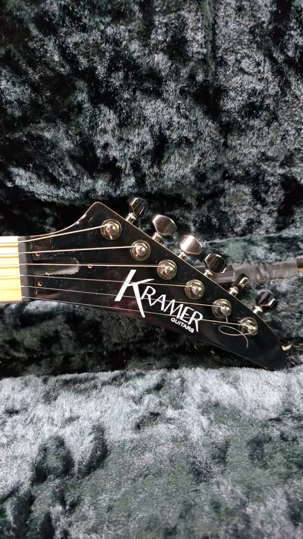 またまたジャンクギターを買ってしまいました。Kramer Striker 211