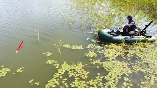 ДОЖДАЛСЯ...КРУГЛЫЙ ЛАПОТЬ ПРЁТ ПОПЛАВОК на РЕКЕ, УДОЧКА В ДУГУ!  Рыбалка на карася 2025