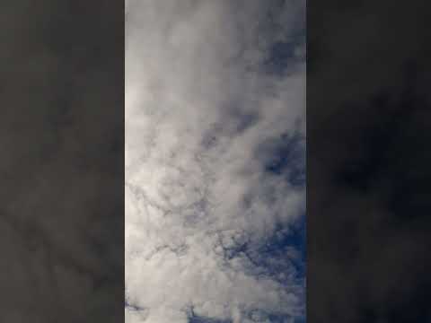 رنگ آمیزی زیبای ابرها و آسمان       