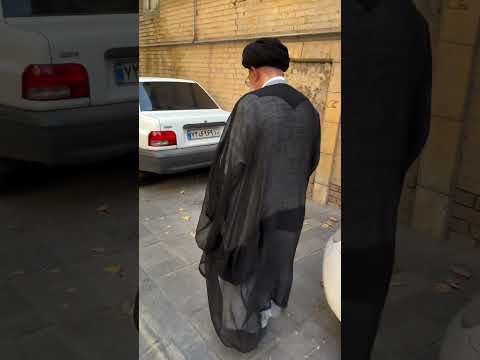 قدم زدن کنار خیابون موسوی خوئینی