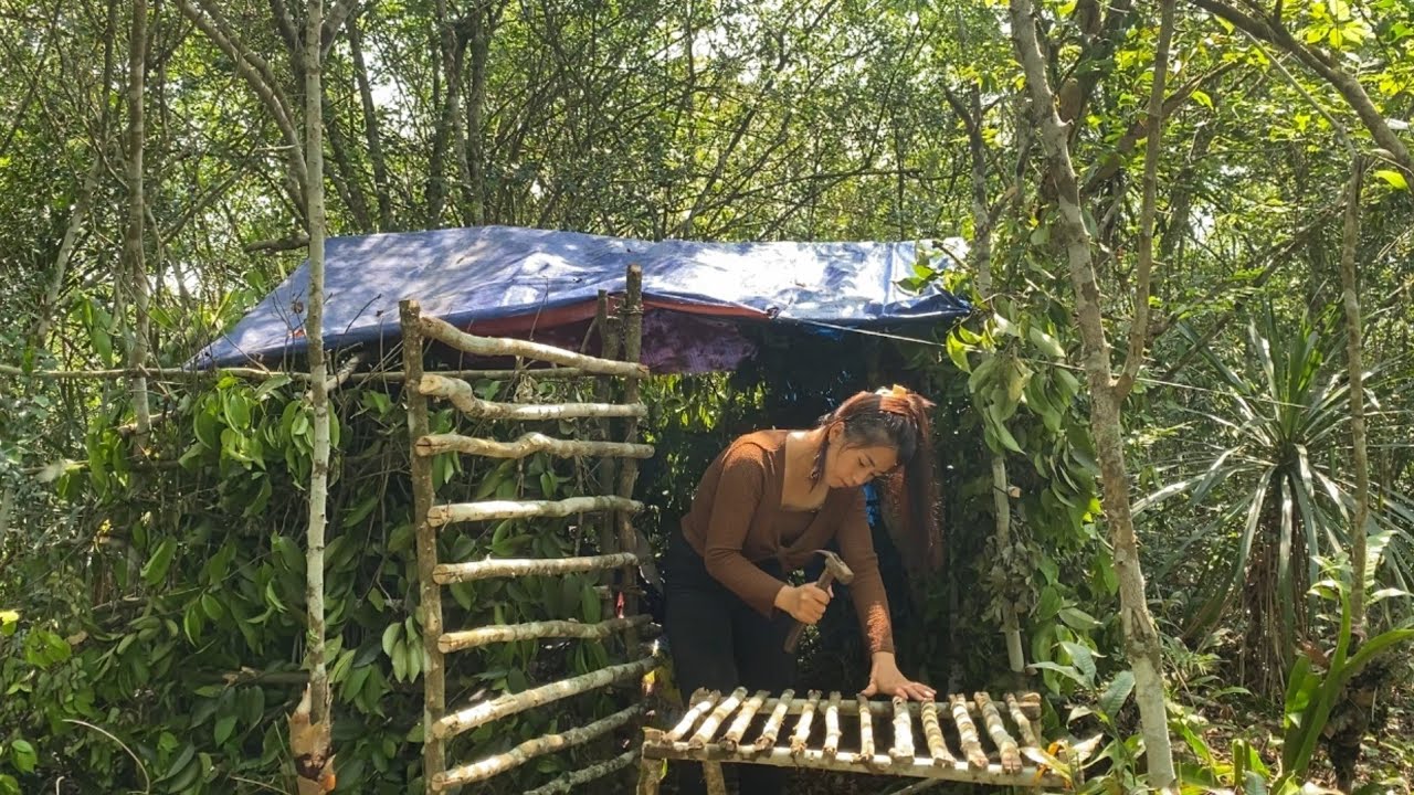 Girl builds shelter in the forest - Wild chicken trap - 3 days of ...