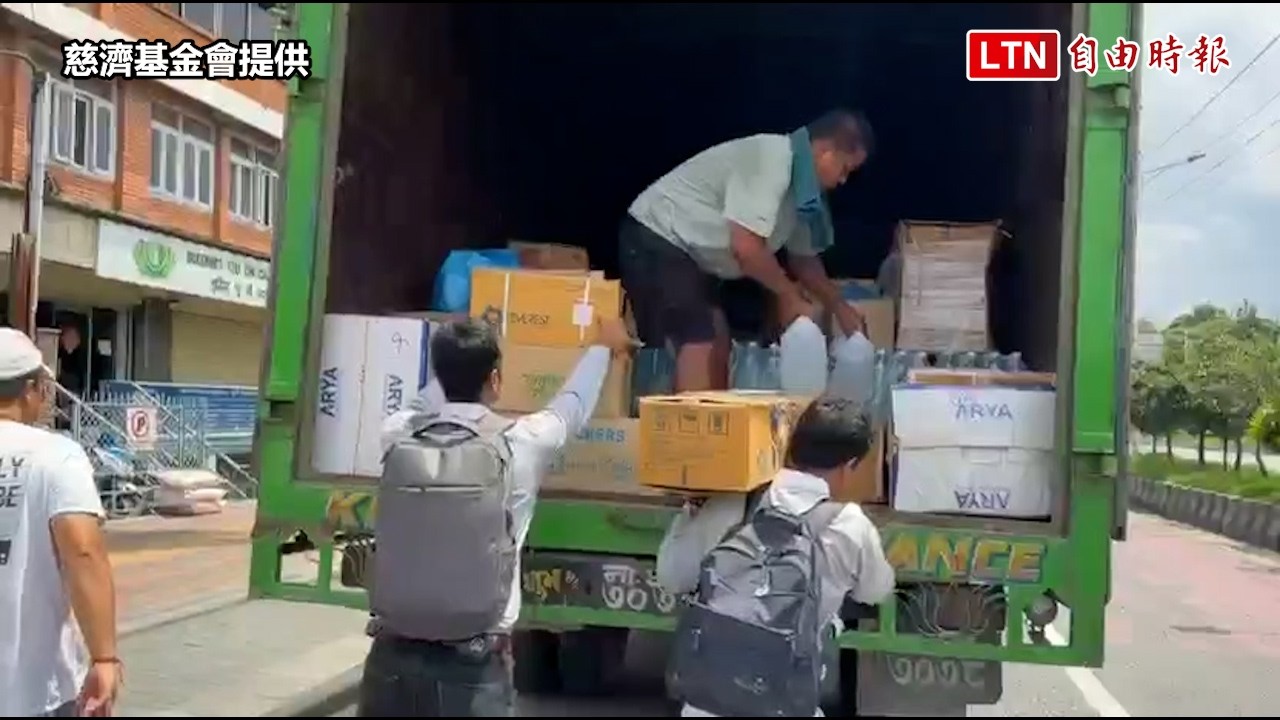 遺體發臭、缺乏乾淨飲水!尼泊爾慈濟志工送物資支援前線 遺體發臭、缺乏乾淨飲水!尼泊爾慈濟志工送物資支援前線