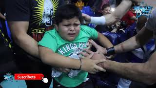Niño intenta ingresar al ring a salvar a su ídolo Resimi