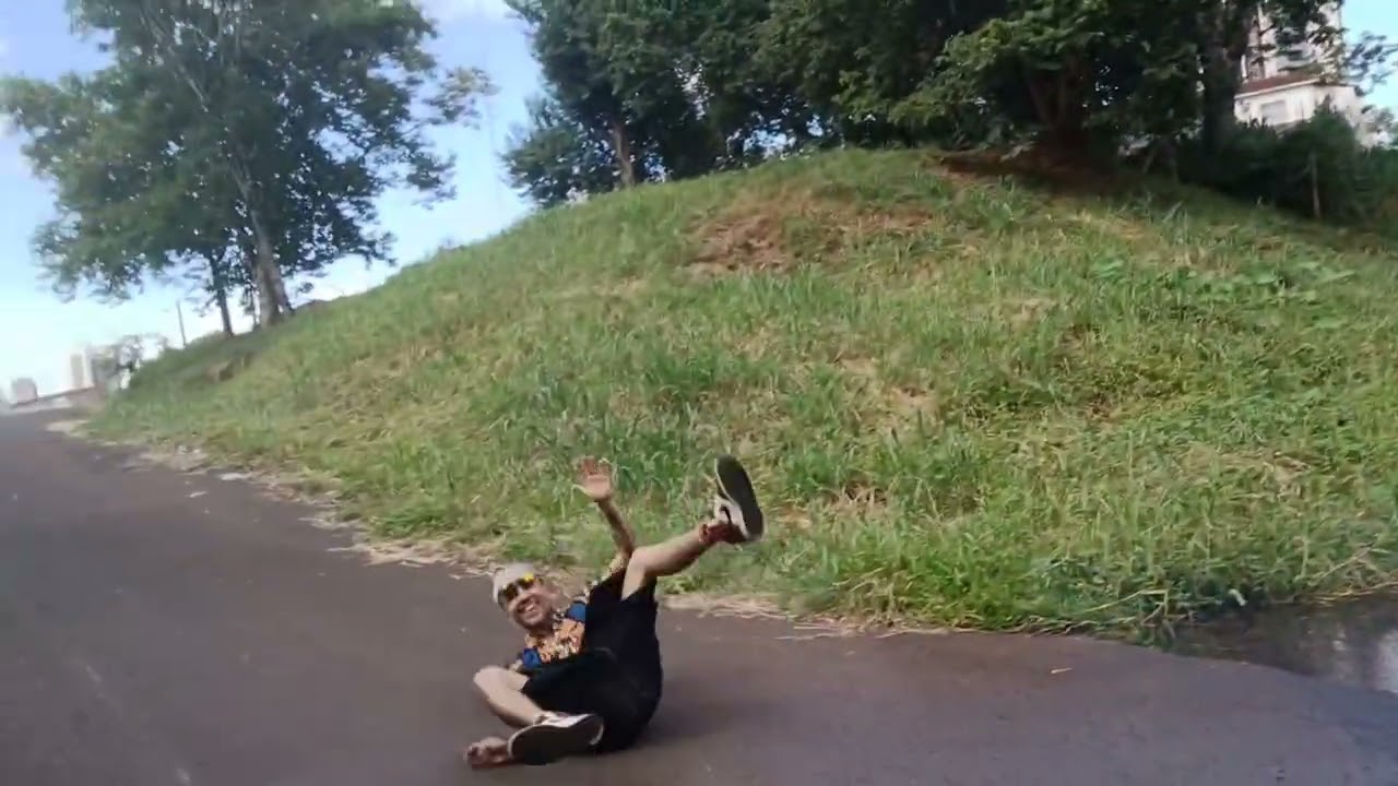 Levy escorregou na agua sem querer 