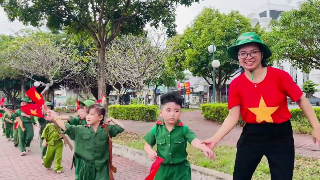 Bé tập làm chú bộ đội hành quân - Lớp Mẫu giáo Cỏ Non