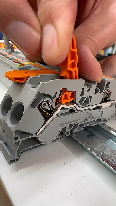 How does a WAGO connector work?