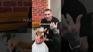 Dominik reagiert auf ein Haarsystem.