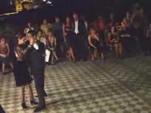 Esto si es saber bailar tango!