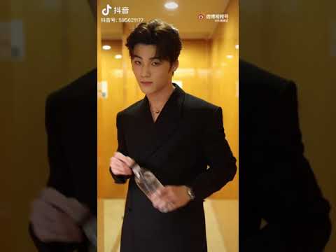 Chinese Actors and Celebrities Join TikTok's Ring Light Trend