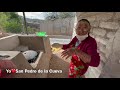 Doña Beba haciendo tortillas de harina y Don Pancho barriendo la calle