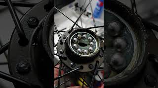 Bicycle wheel bearings grease applying  Syf i brud ale nie po serwisie