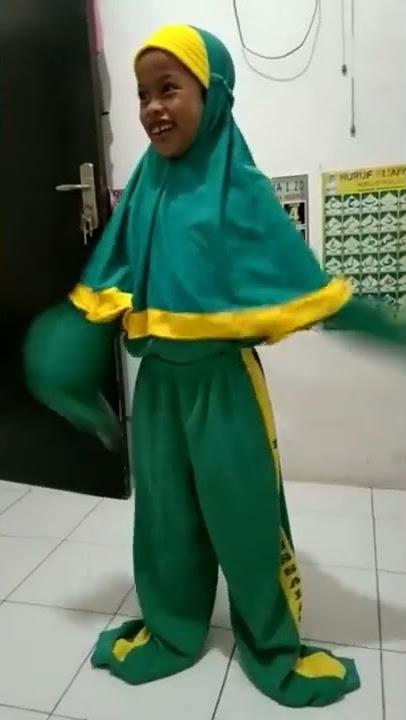 Pakai baju kebesaran. Maafin umi ya dek. Salah pilih ukuran seragam sekolah.