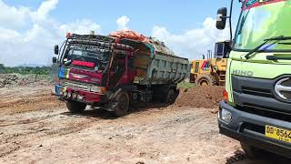 : Dump truck jomplang truck besar amblas bersamaan