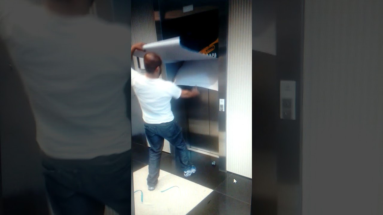 Uma Pessoa Entra No Elevador E Aperta O Botao