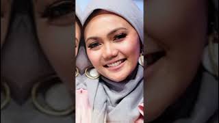 Aura Rina Nose Berhijab. Si Multi Talenta.