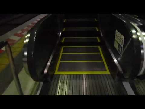 京急線利用開始日初日深夜の金沢八景駅下りホームのエスカレーターを上がって、金沢八景駅「橋上駅舎改札口」へ！