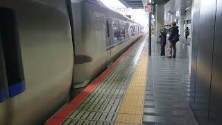 京都駅に入線する683系特急サンダーバード