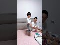 人类幼崽有多独立 穿裤子的独特方式 呆萌小米宝 聪明宝宝 萌娃 人类幼崽有多独立 穿裤子的独特方式 呆萌小米宝 聪明宝宝 萌娃