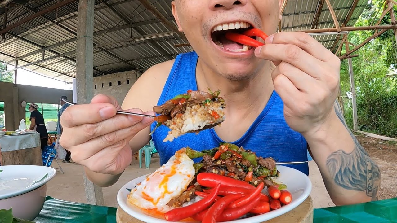 กระเพราตับ หน้าอำเภอสามชัย