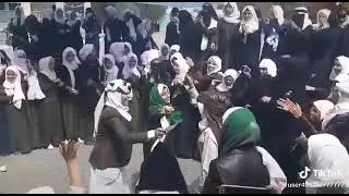 رقص بنات في احتفالات المولد النبوي الشريف لأصحاب المسيرة القرآنية في اليمن. حسنا الله ونعم الوكيل.