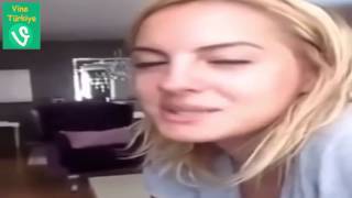 Kendi̇ Kendi̇ne Çok Yaşa Di̇yen Sarişin Bomba