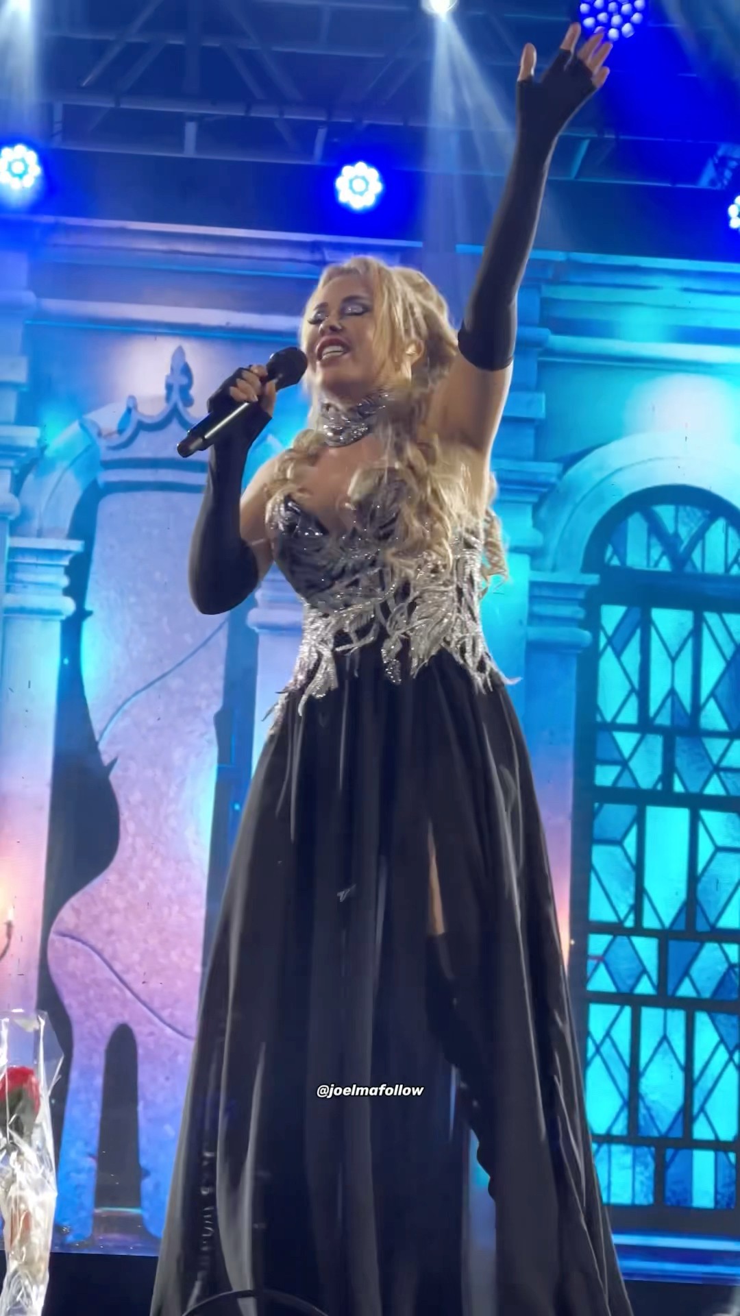 Joelma cantou bastante emocionada música gospel durante show
