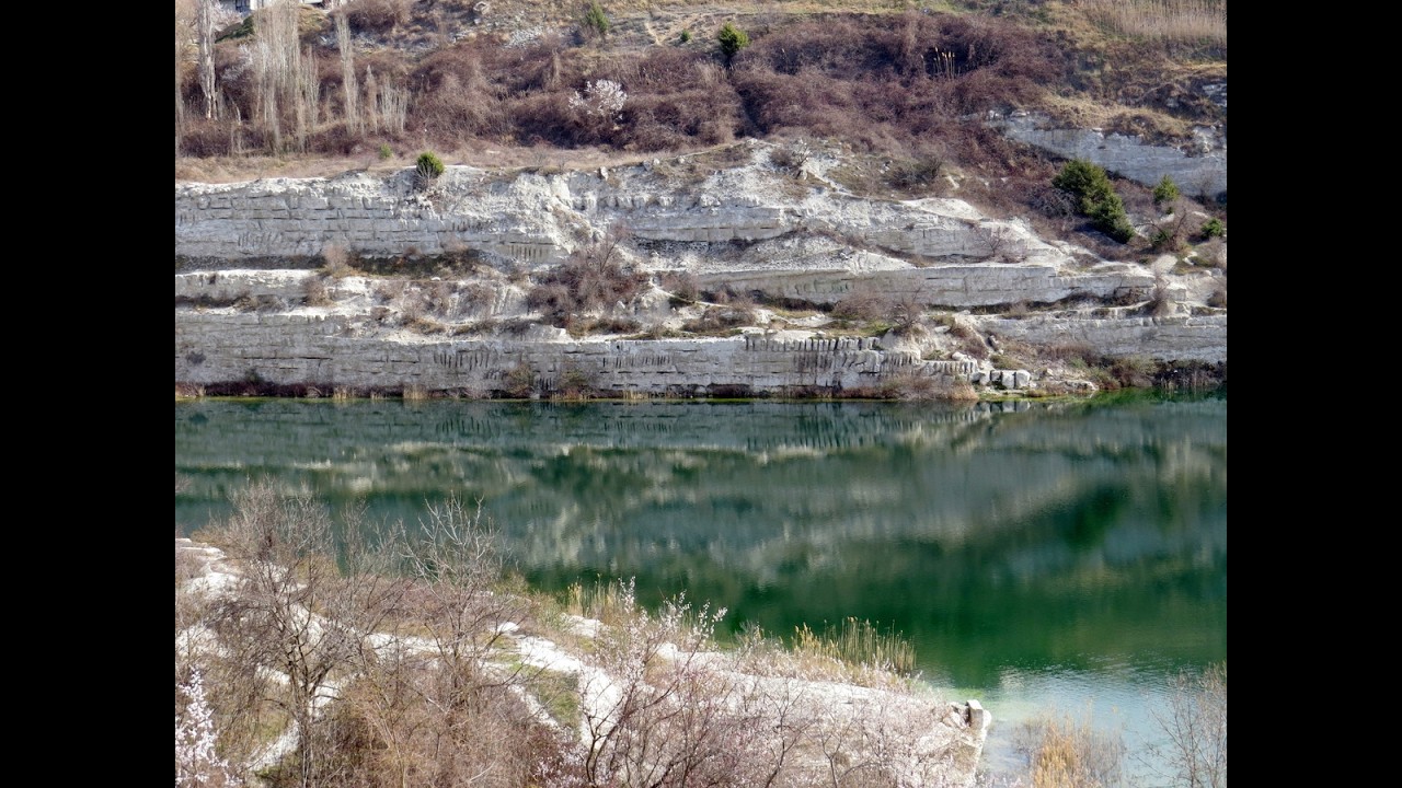 Святое озеро в Инкерманском карьере. Севастополь.