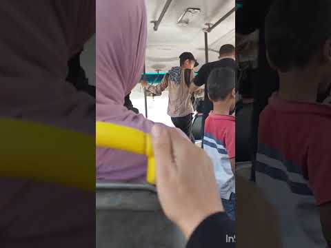 الواد ده بيعمل ايه فى الاتوبيس