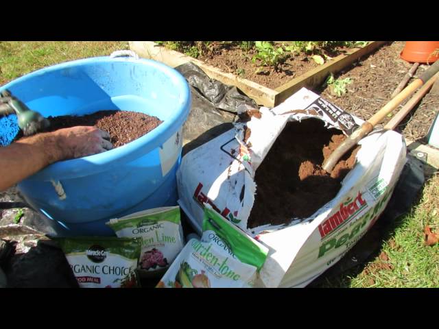How to Organically Prepare Peat Moss for Container/ Raised Bed Gardens -  The Rusted Garden 2013 