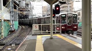 阪急電車8300系同士の発車