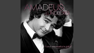 Video thumbnail of "Amadeus Lundberg - Hopeinen kuu (Guarda che Luna)"