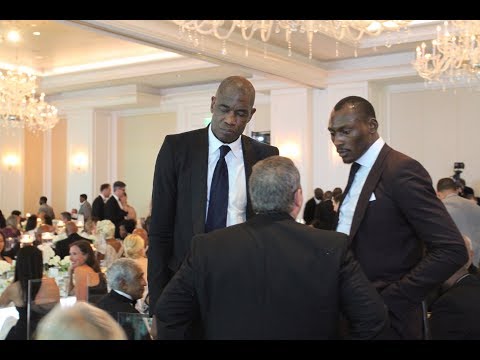 Video: Dikembe Mutombo Netto waarde: Wiki, Getrouwd, Familie, Bruiloft, Salaris, Broers en zussen