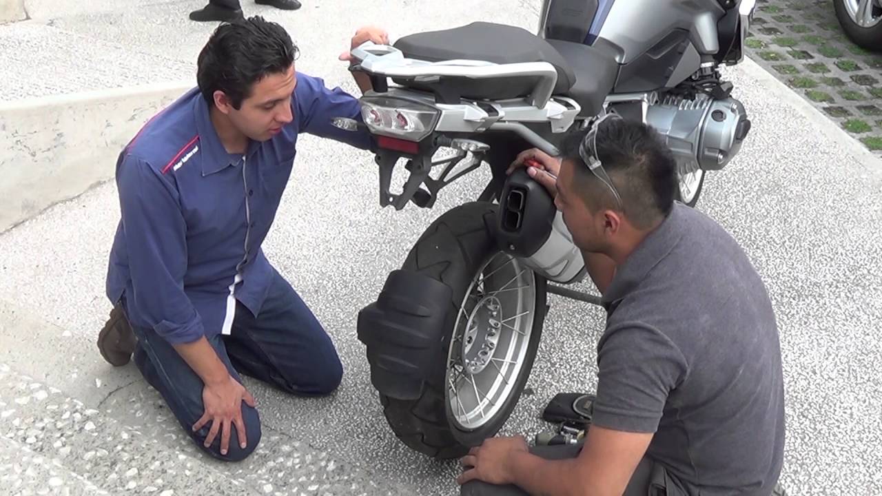 mi llanta trasera se mueve moto