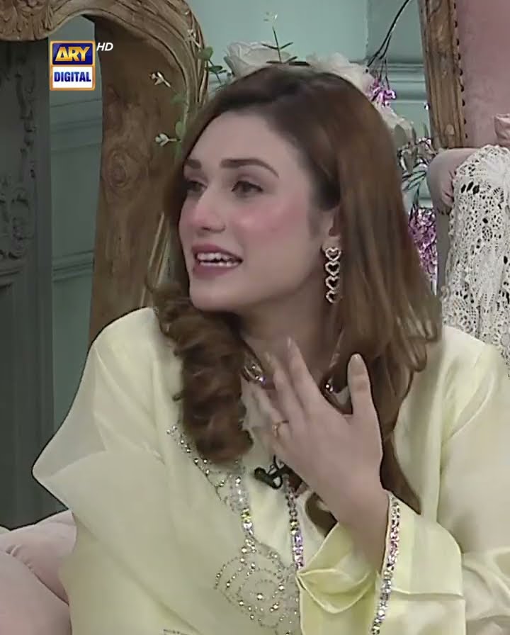 Sab Mere Peeche Pagal Hain ?? #hinatariq  #naqaab #shorts