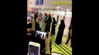 لحظه وصول فرقهbts للسعوديه واستقبال الارميز لهم💜 bts in airport saudi arabia