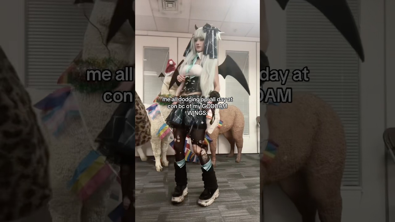 THEYRE SO ANNOYING!!! #cosplay #cosplayer #hatsunemiku #animeconvention