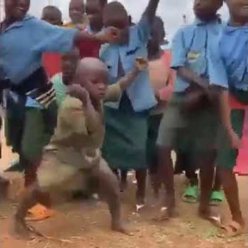 Bocah afrika goyang berdiri bulu romaku😂😂