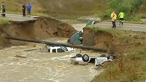 US: Thousands stranded by flash floods in Colorado
