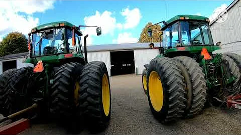 Kolik váží traktor JD 7810?