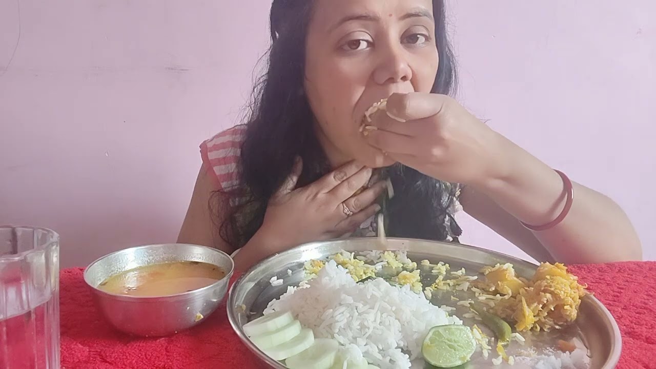Eating simple veg thali #food #video #eatingshow #eating @FoodieMoumi  