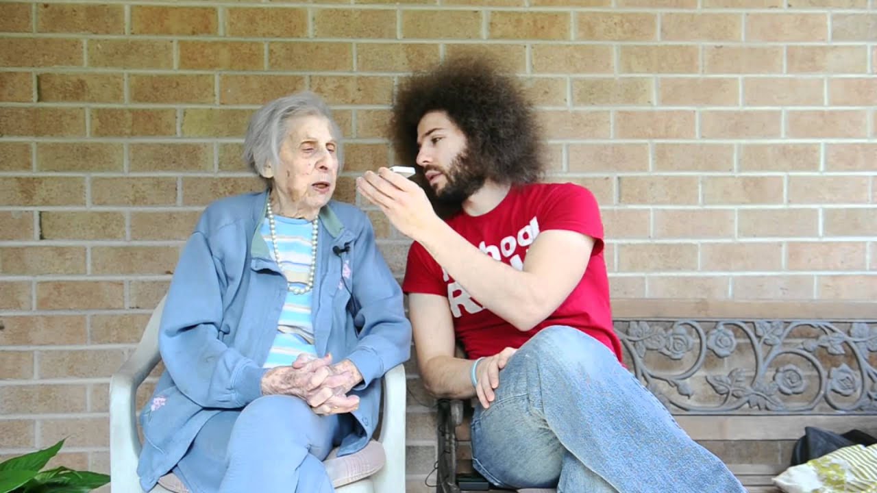 canon definicion The Fro and His Grandma Lil #74 - Talking to the iPhone 4s