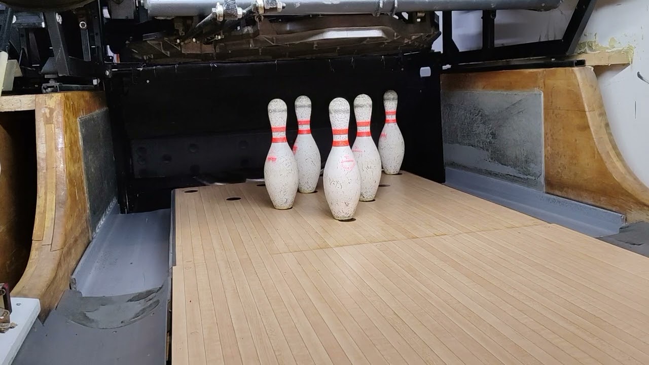 Bowling AMF 8290XL table and fingers lifting 