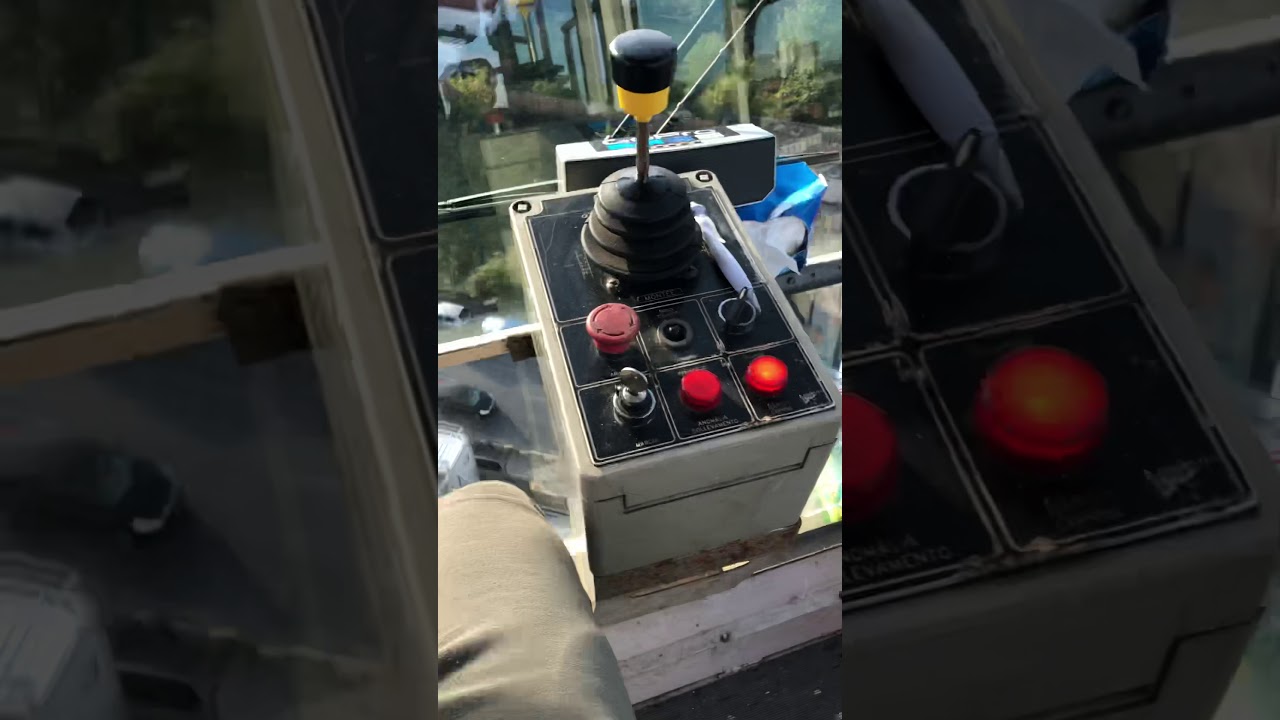 Grue à tour flèche relevable