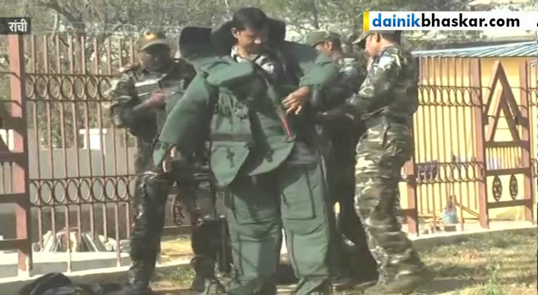 Bomb Rumour in Ranchi, Man Opens the Suspicious Bag in Front of Bomb Squad || Caught on Camera