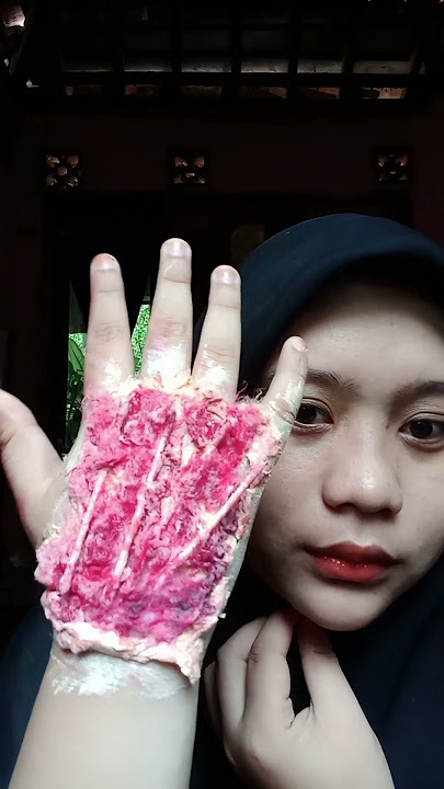 MAKE ZOMBIE HANDS FROM COTTON BUD